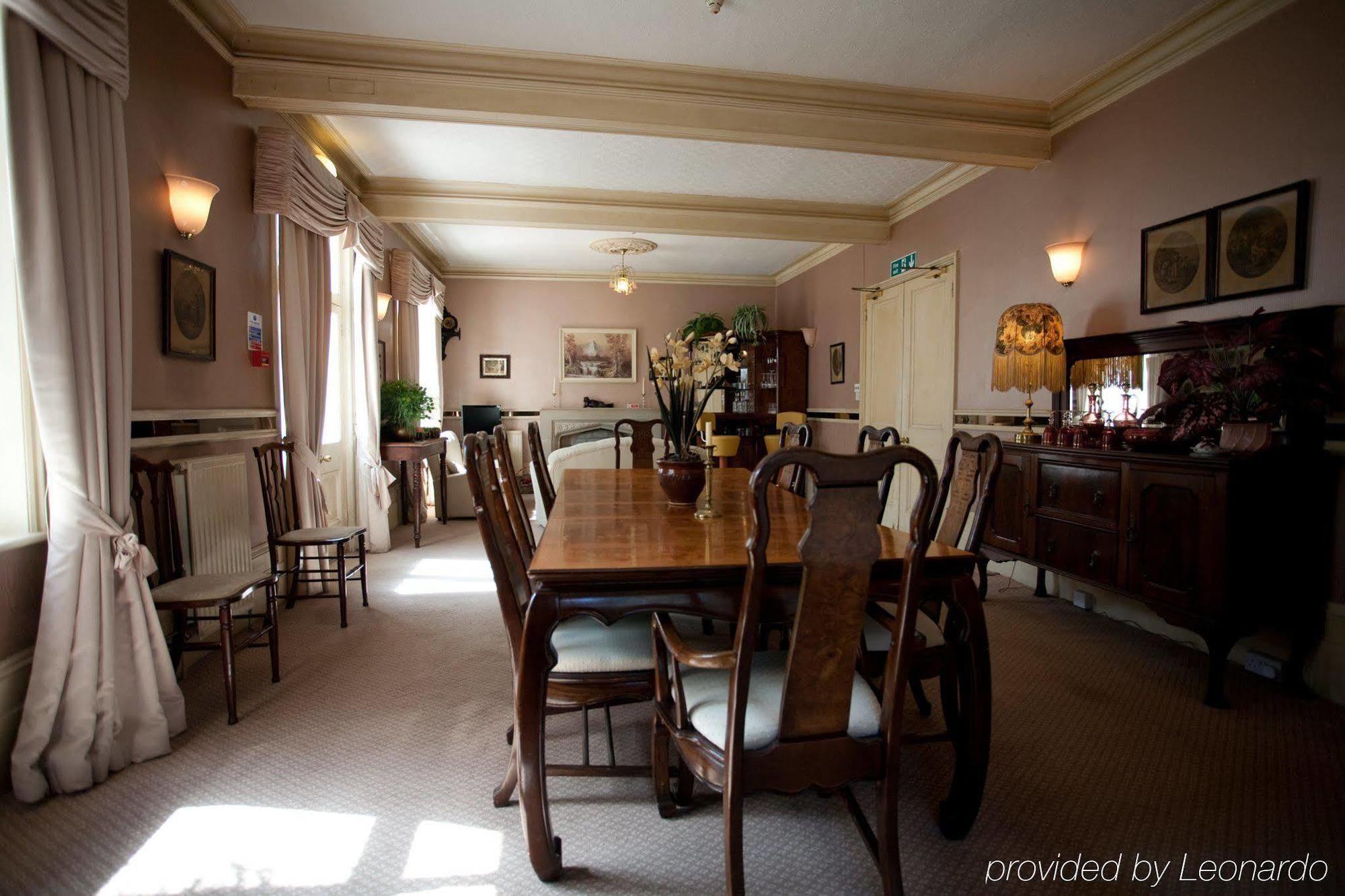 Fines Bayliwick Hotel Брэкнэлл Экстерьер фото