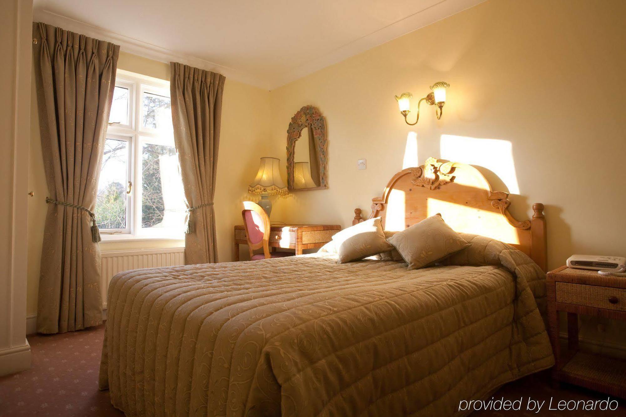 Fines Bayliwick Hotel Брэкнэлл Экстерьер фото