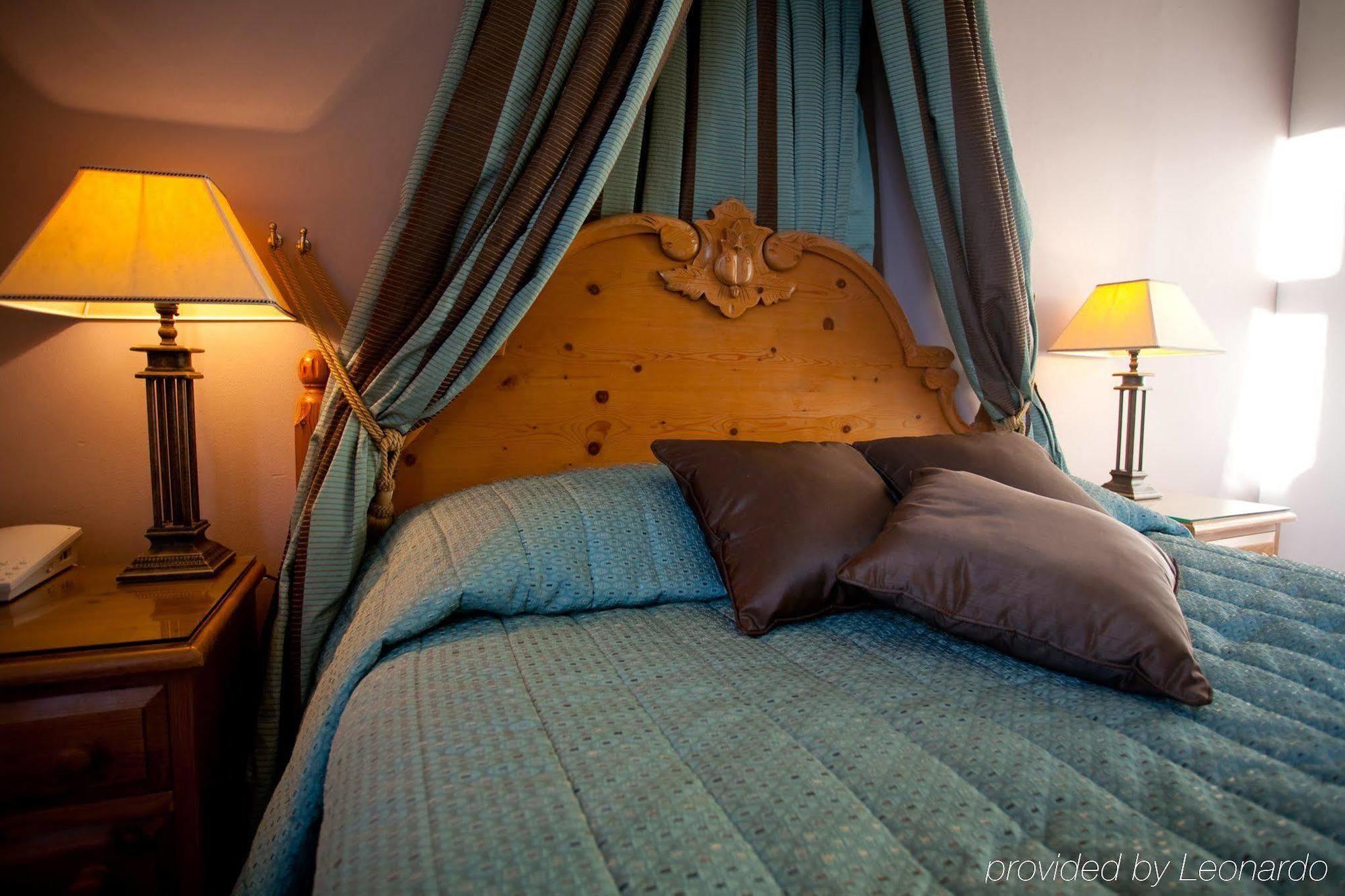 Fines Bayliwick Hotel Брэкнэлл Экстерьер фото