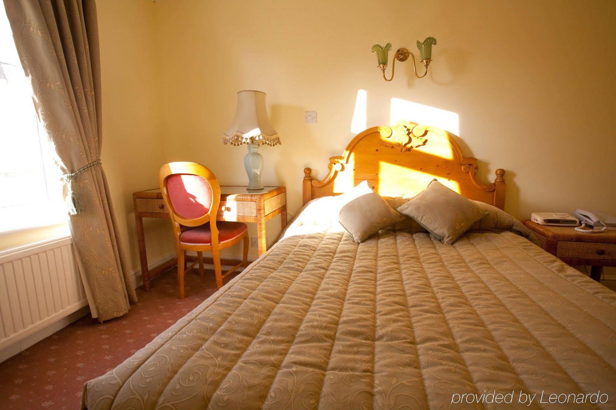 Fines Bayliwick Hotel Брэкнэлл Экстерьер фото
