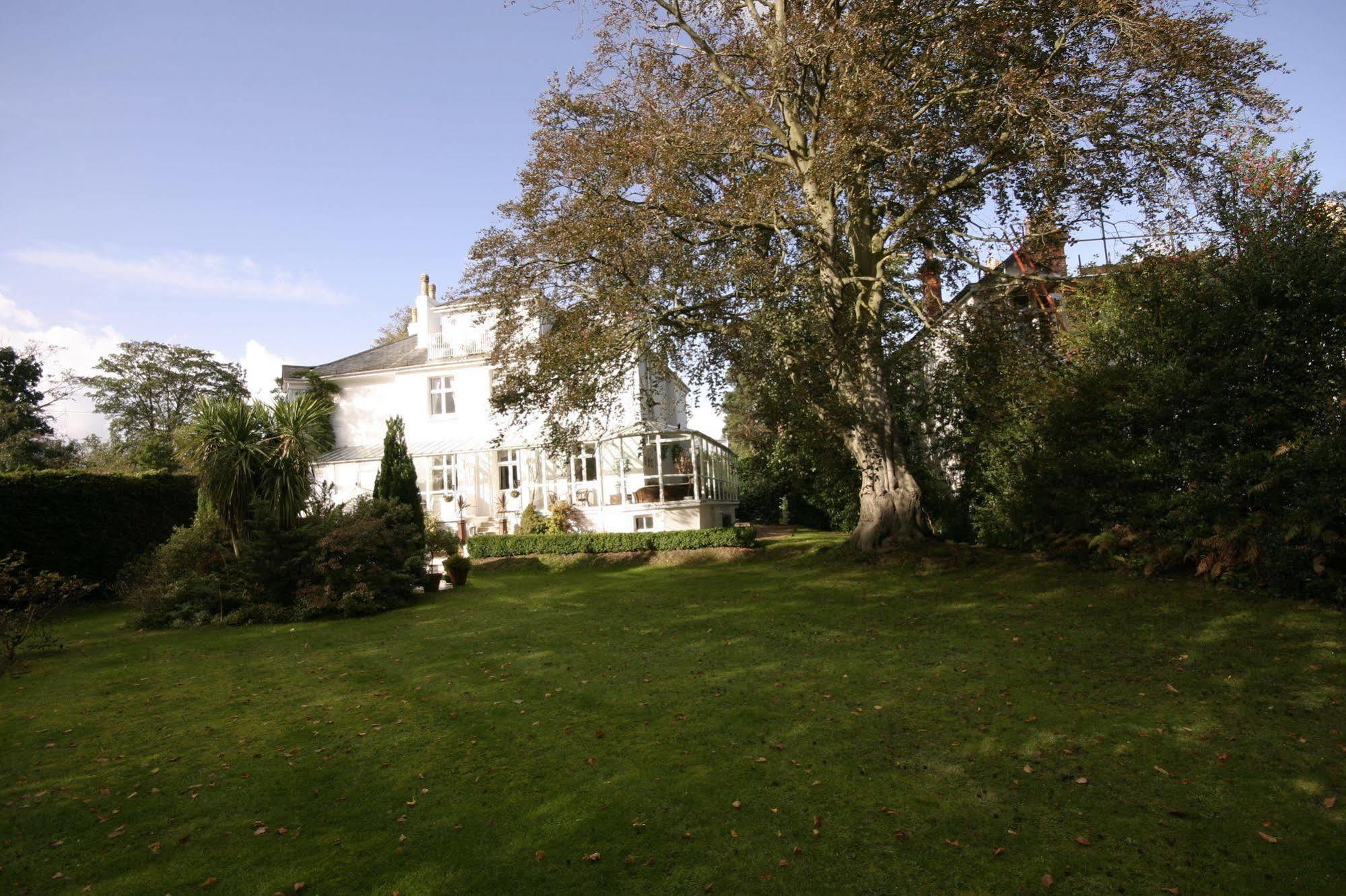 Fines Bayliwick Hotel Брэкнэлл Экстерьер фото