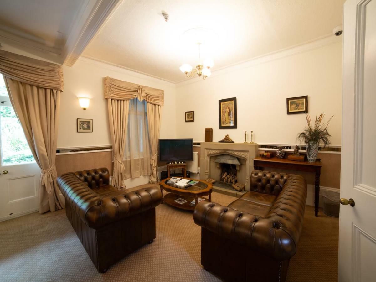 Fines Bayliwick Hotel Брэкнэлл Экстерьер фото