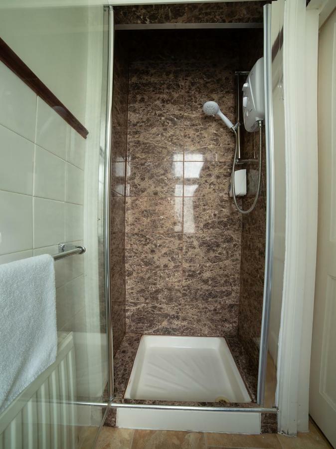 Fines Bayliwick Hotel Брэкнэлл Экстерьер фото