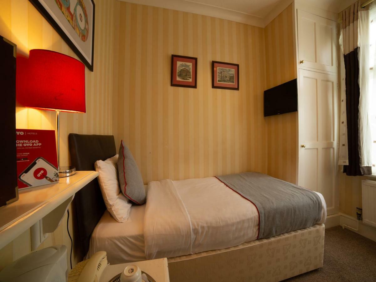 Fines Bayliwick Hotel Брэкнэлл Экстерьер фото