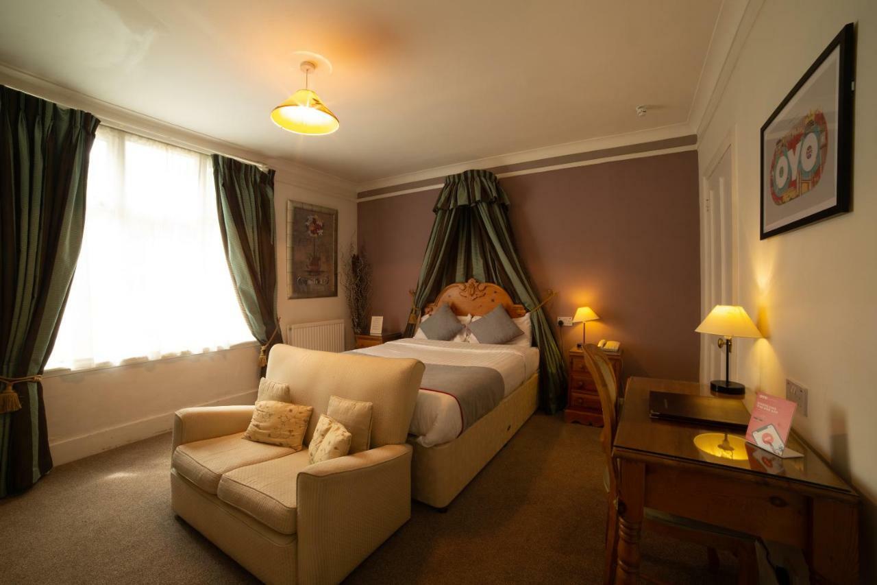 Fines Bayliwick Hotel Брэкнэлл Экстерьер фото