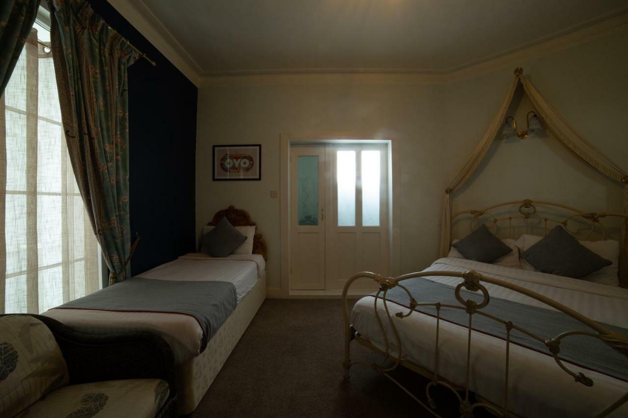 Fines Bayliwick Hotel Брэкнэлл Экстерьер фото