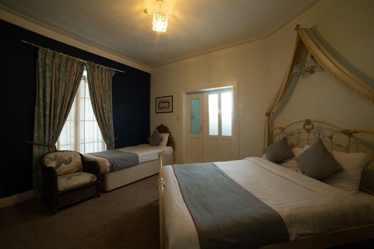 Fines Bayliwick Hotel Брэкнэлл Экстерьер фото