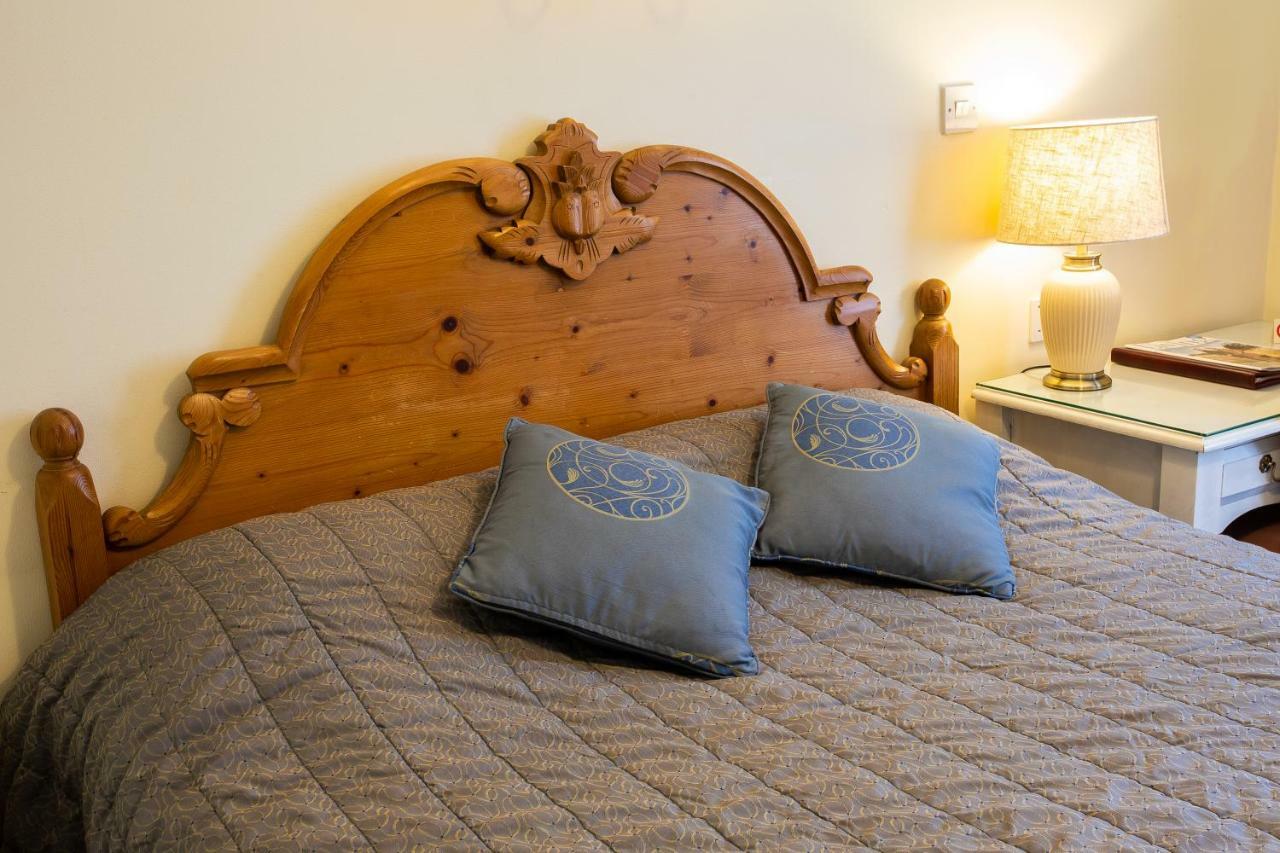 Fines Bayliwick Hotel Брэкнэлл Экстерьер фото
