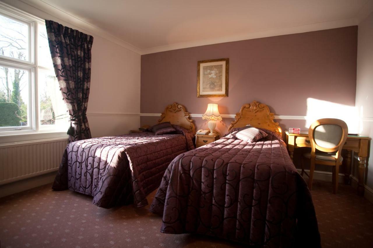 Fines Bayliwick Hotel Брэкнэлл Экстерьер фото