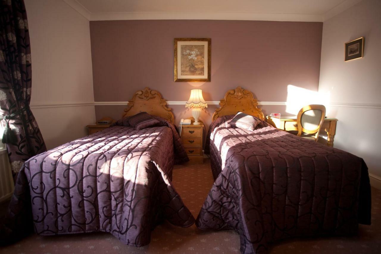 Fines Bayliwick Hotel Брэкнэлл Экстерьер фото