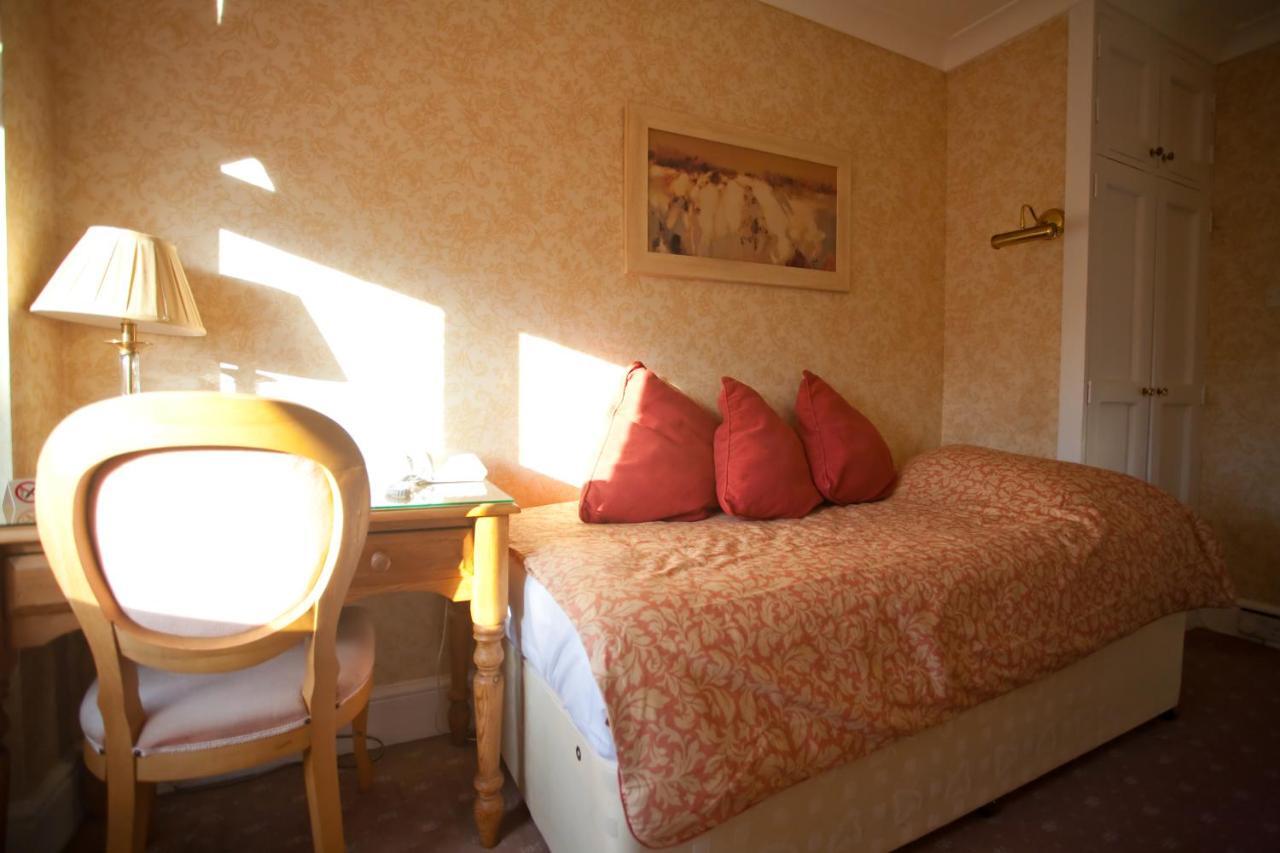 Fines Bayliwick Hotel Брэкнэлл Экстерьер фото